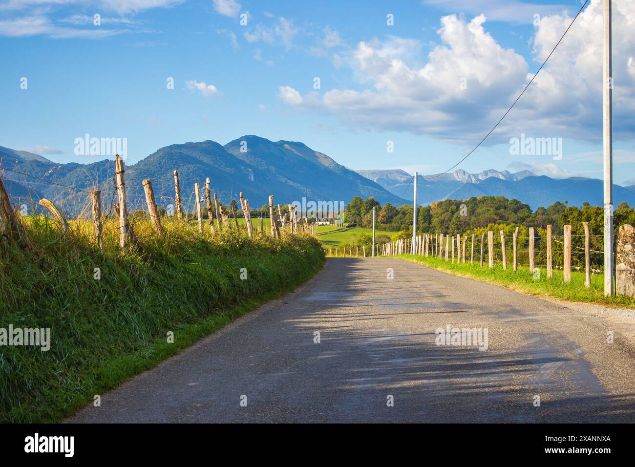 Paesaggio panoramico delle montagne dei Pirenei in Francia. Strada vuota per le montagne al mattino. Strada in campagna. Concetto di cammino de Santiago. Foto Stock