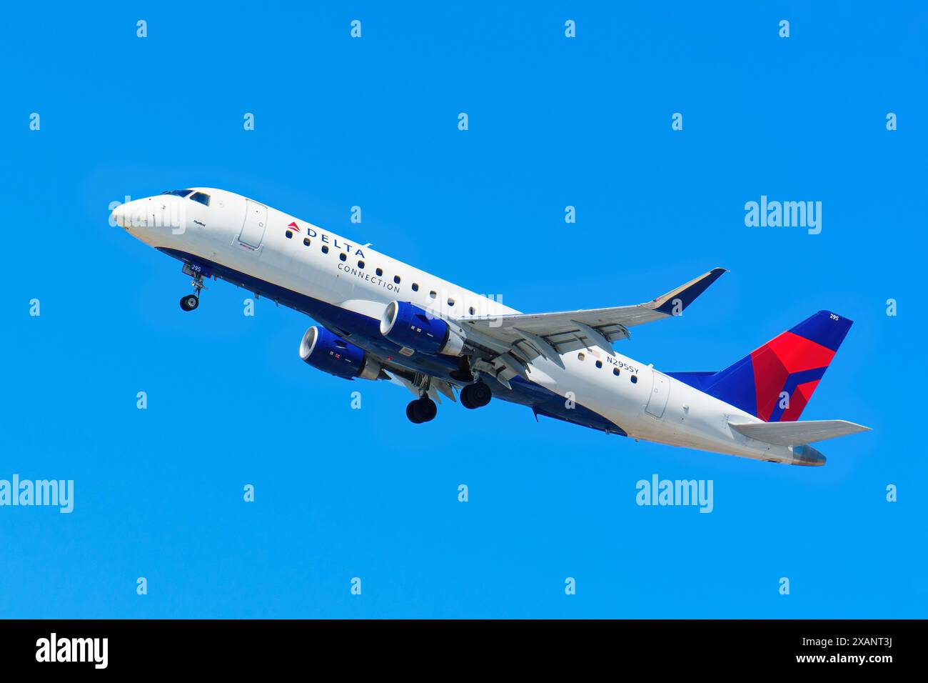 Los Angeles, California - 9 aprile 2024: Uno scatto ravvicinato di un aereo della Delta Air Lines che sale nel cielo, ambientato su uno sfondo blu brillante. Foto Stock