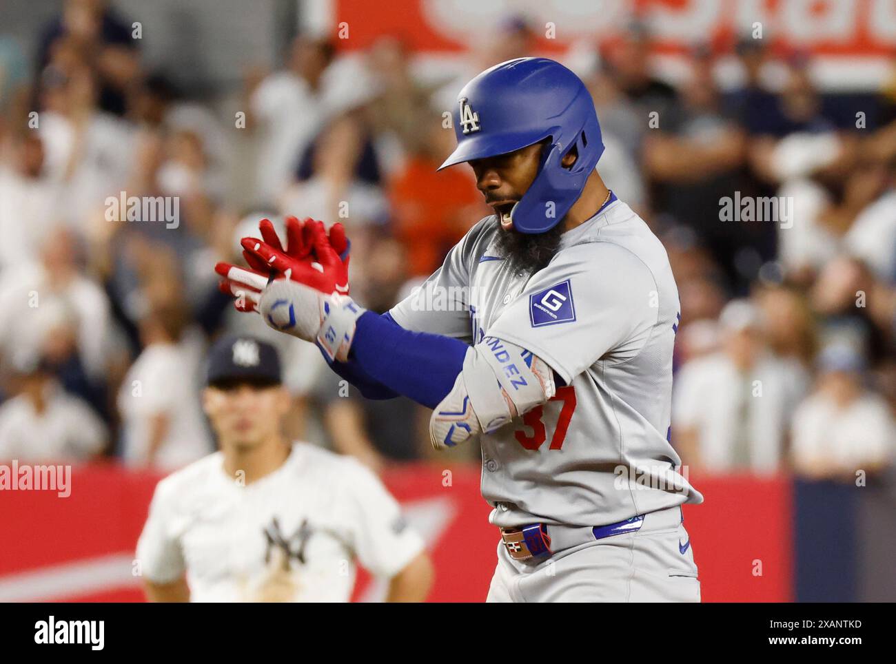 Los Angeles Dodgers Teoscar Hernandez festeggia dopo aver guidato in 2 punti con una doppia nell'undicesimo inning contro i New York Yankees allo Yankee Stadium venerdì 7 giugno 2024 a New York City. Foto di John Angelillo/UPI Foto Stock