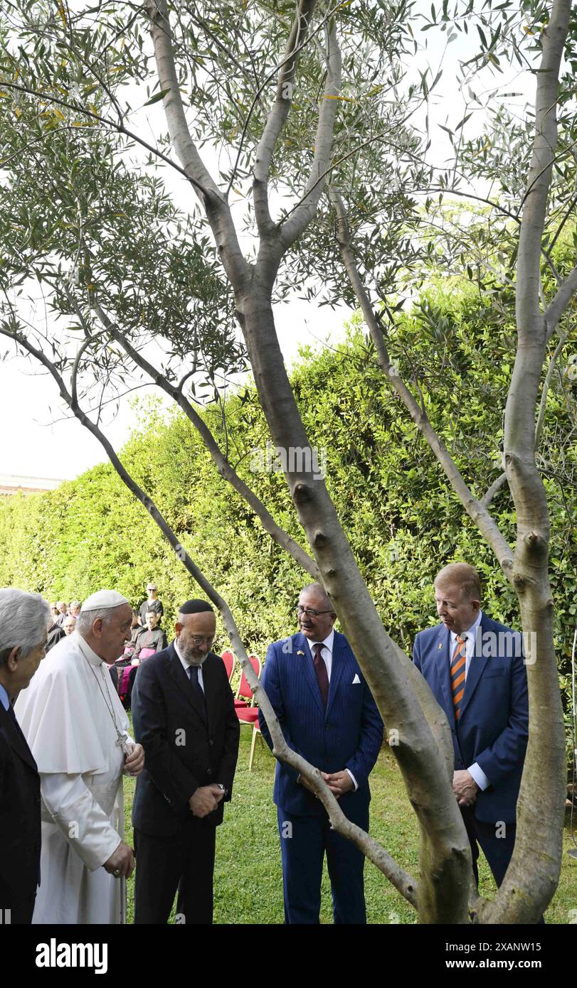 Papa Francesco conduce una "preghiera per la pace" nei Giardini Vaticani il 7 giugno 2024 in occasione del decimo anniversario dell'"Invocazione per la pace" nello stesso luogo con gli allora leader di Israele e Palestina. L'evento ha commemorato una riunione storica l'8 giugno 2014, quando Papa Francesco, l'allora presidente dello Stato di Israele, Shimon Peres, il presidente dello Stato di Palestina, Mahmoud Abbas, e il Patriarca ecumenico di Costantinopoli, Bartolomeo i, fece la storia pregando insieme e piantò un olivo per la pace. Papa Francesco ha rinnovato i suoi appelli per un cessate il fuoco per porre fine alla guerra Foto Stock