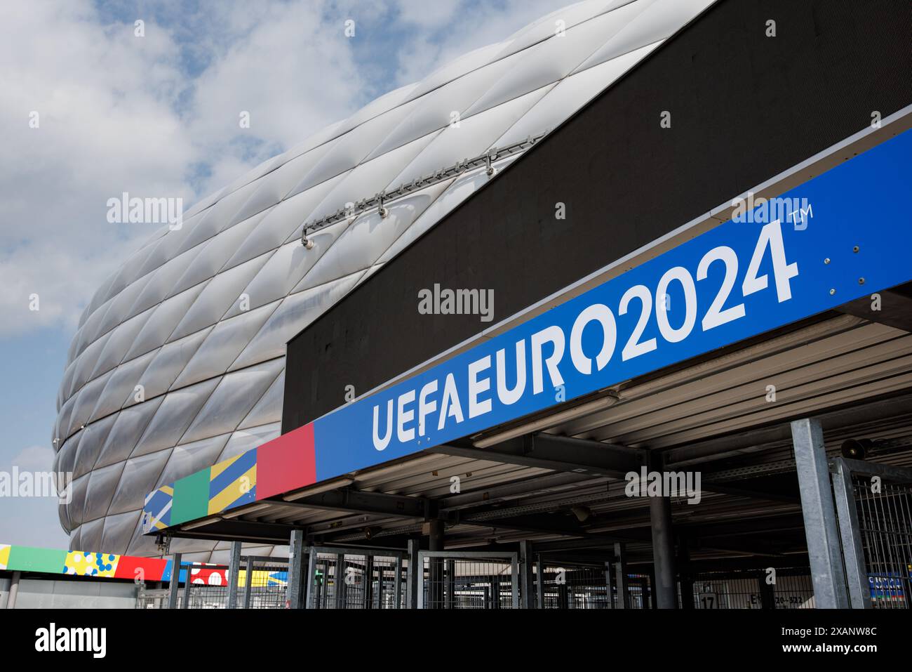 Monaco, Germania. 7 giugno 2024. Il marchio e il design UEFA EURO 2020 sono visibili sopra i cancelli di sicurezza e i controlli di accesso all'ingresso della Monaco Football Arena il 7 giugno, 2024 in vista di una conferenza stampa per presentare il concetto di sicurezza per il Campionato europeo di calcio nella Monaco Football Arena di Monaco (Baviera). Il campionato europeo di calcio prende il via nello stadio di calcio il 14 giugno con la partita di apertura Credit: Matthias Balk/dpa/Alamy Live News Foto Stock