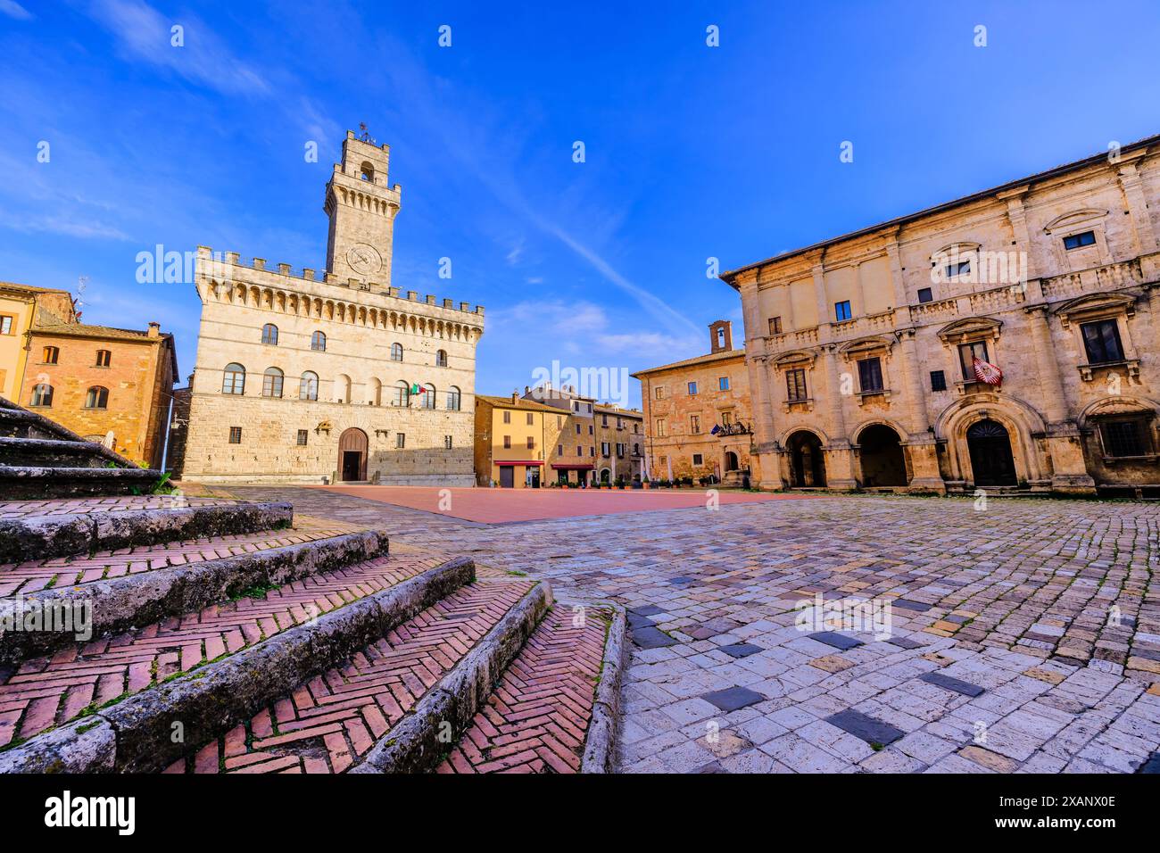 Montepulciano, Toscana, Italia. Il Municipio in Piazza grande. Foto Stock