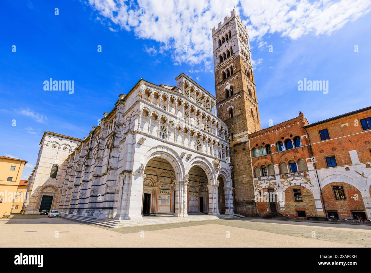 Lucca, Toscana, Italia. Facciata e campanile della Cattedrale di Lucca. Foto Stock