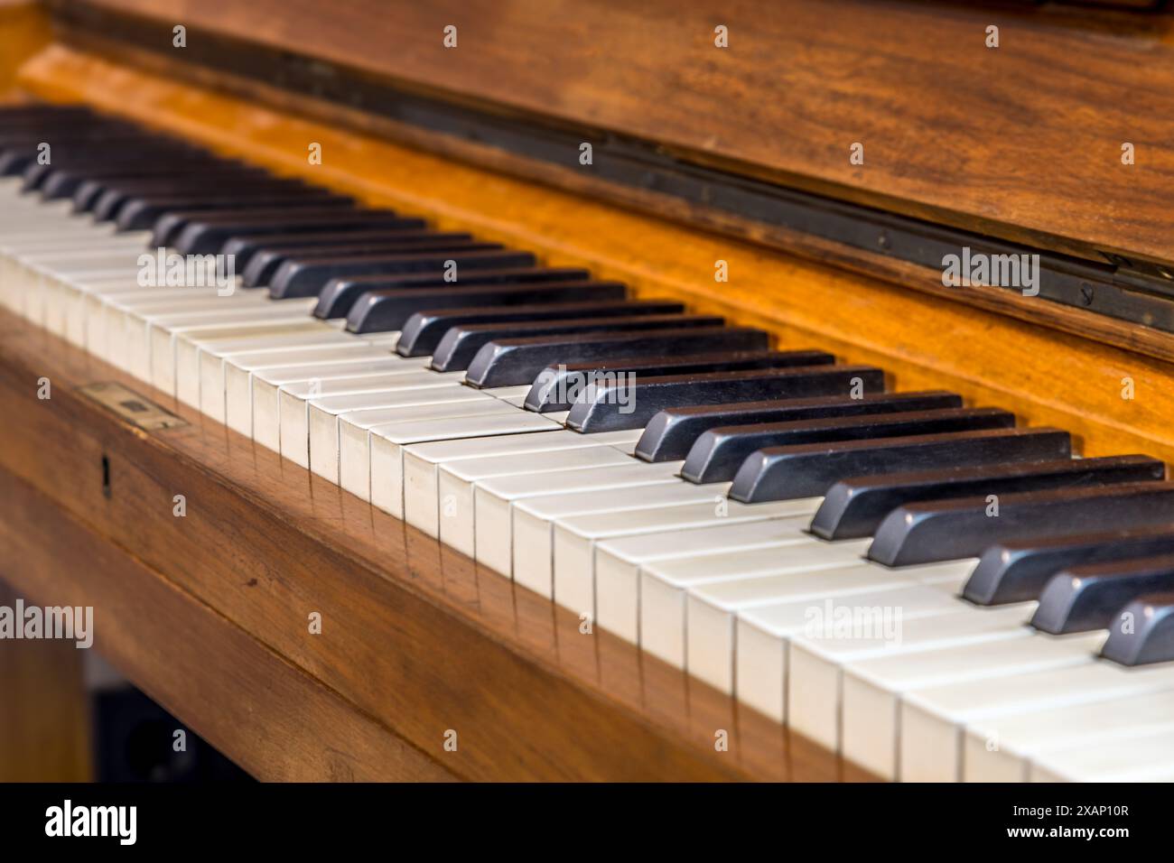 Primo piano di tasti in avorio ed ebano su un vecchio pianoforte Foto Stock