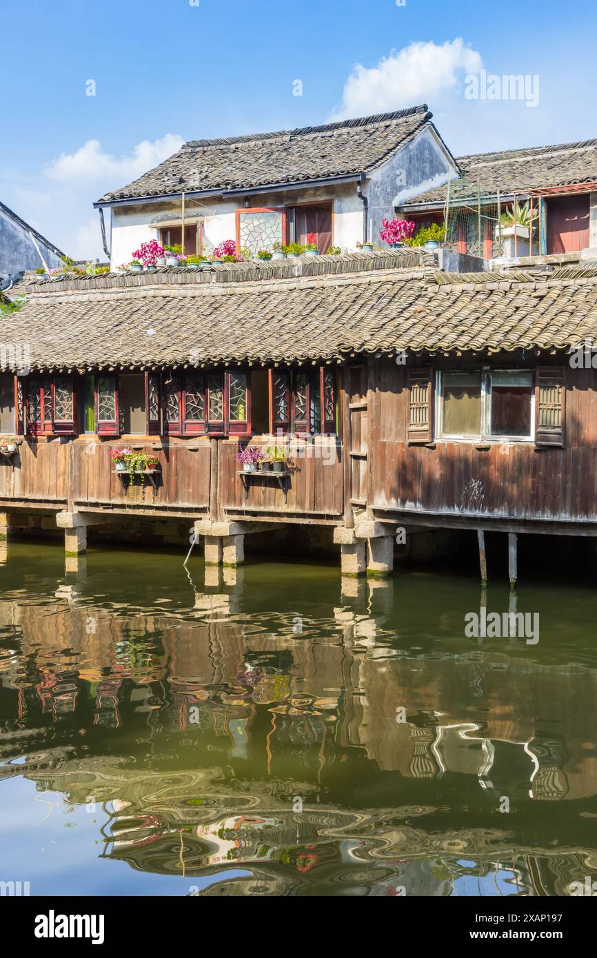 Fiori su una casa di legno a ovest di Wuzhen, in Cina Foto Stock