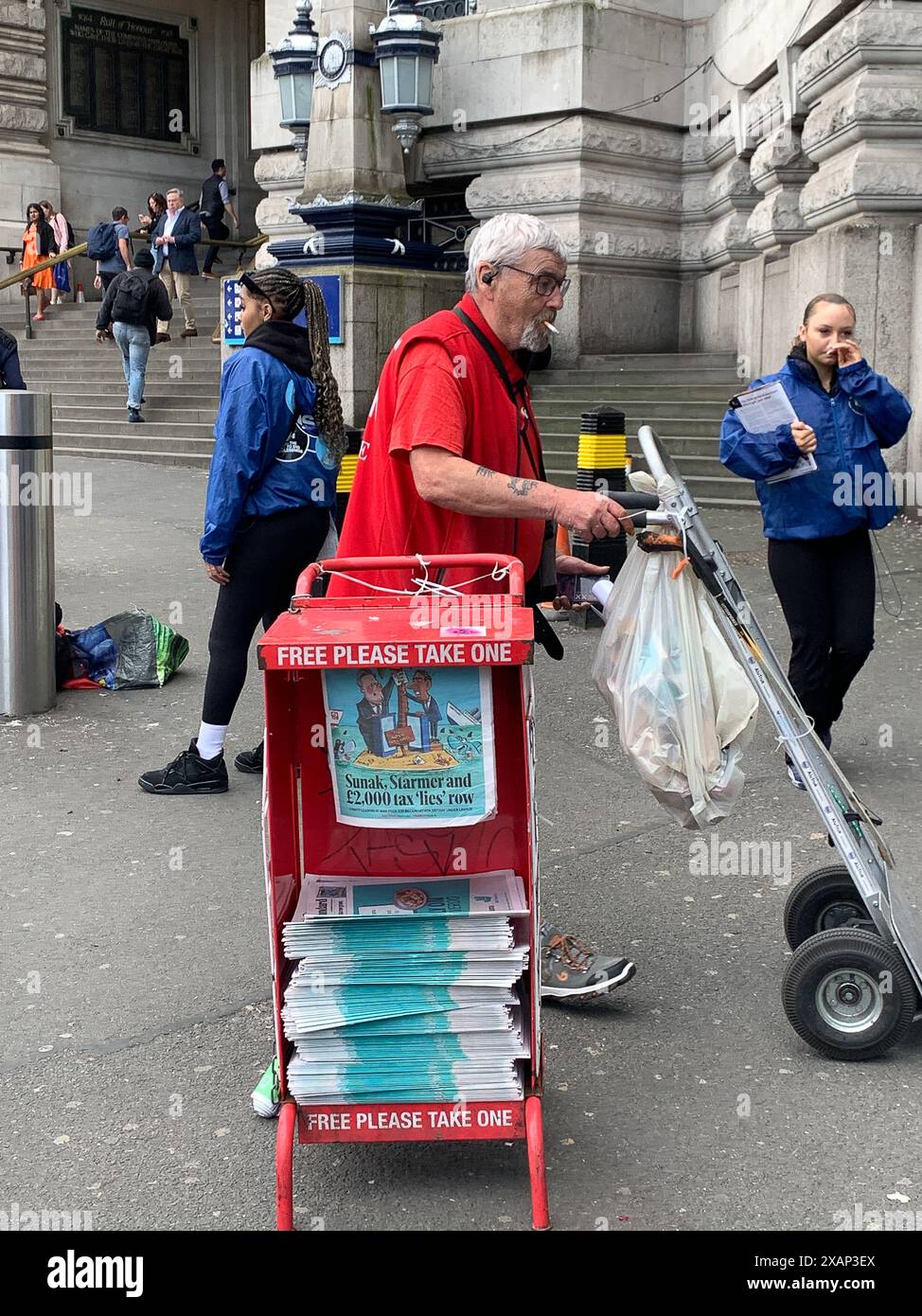 Londra, Regno Unito. 5 giugno 2024. Un'edicola serale Standard a Londra. La BBC ha dichiarato: "Il quotidiano Evening Standard ha annunciato l'intenzione di abbandonare la sua edizione quotidiana e andare settimanalmente. Il giornale di Londra fu lanciato nella sua incarnazione originale nel 1827, e divenne gratuito nel 2009. Un'e-mail al personale diceva che più lavoro da casa e la disponibilità di wi-fi sul tubo erano tra i fattori che avevano danneggiato le sue fortune. La circolazione della carta è scesa da 850.000 a 275.000 negli ultimi cinque anni, e ha perso 84 milioni di sterline negli ultimi sei anni”. Crediti: Maureen McLean/Alamy Foto Stock