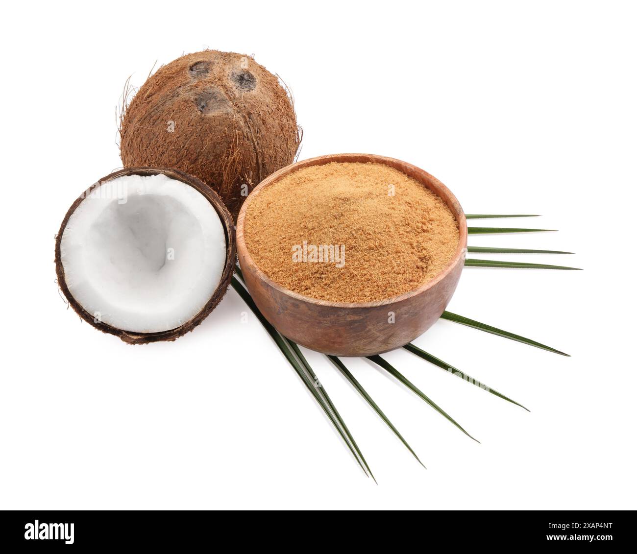 Zucchero di cocco nel recipiente, frutta e foglie di palma isolate su bianco Foto Stock