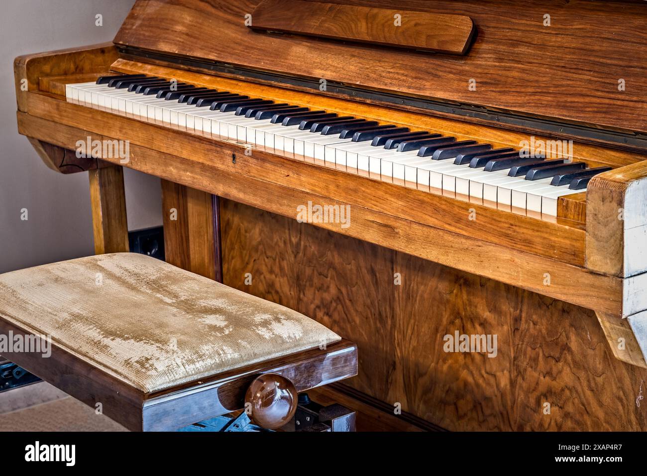 Vecchio pianoforte di legno, pronto a suonare Foto Stock