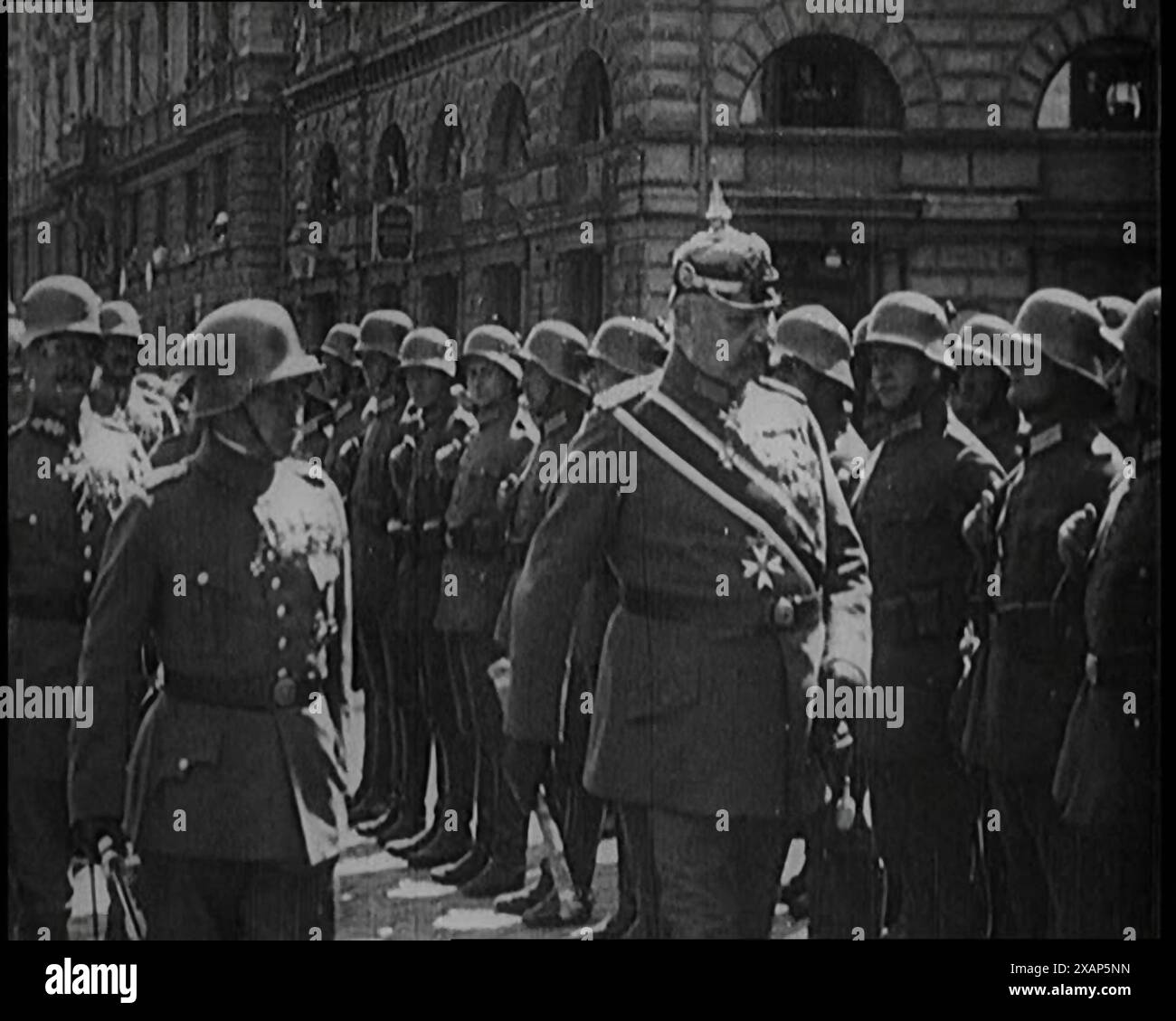 Il presidente tedesco Paul von Hindenburg ispezionava i soldati, 1926 anni. Hindenburg è stato nominato presidente. Mentre era in vita, c'era una certa speranza che si tenesse una presa sugli affari [durante l'ascesa del nazionalsocialismo], ma Hindenburg aveva 80 anni...". Da "Time to Remember 1926 - Short Sharp Shower"- Reel 1; un documentario sul 1926 - General Strike, politica internazionale, danza, meteo e imprese da record. Foto Stock