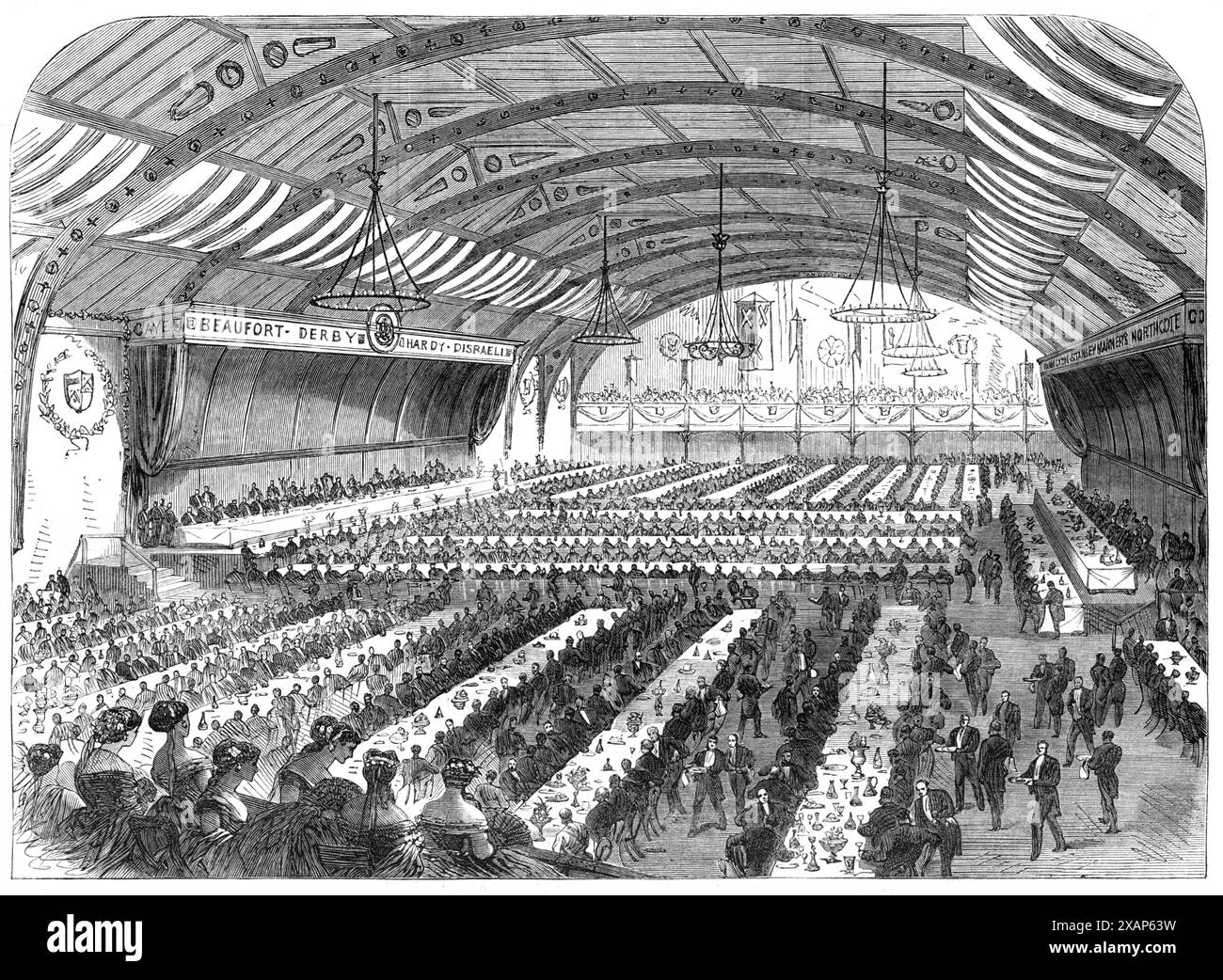 Intrattenimento dei ministri di sua Maestà nella Volunteer Drill-Hall di Bristol, 1868. Veduta di '...il grande intrattenimento offerto a diversi ministri di sua Maestà... dall'Associazione dei Conservatori di Bristol e dal loro partito nelle contee adiacenti di Gloucester e Somerset. Questo banchetto ha avuto luogo nella spaziosa sala di esercitazione del Bristol Volunteer Corps... che è stata arredata e decorata con gusto per l'occasione. Il numero di ospiti seduti ai tavoli era di circa 1000, e con le signore che riempivano le gallerie sopra, si stima che ci fossero almeno 1500 persone nella h Foto Stock