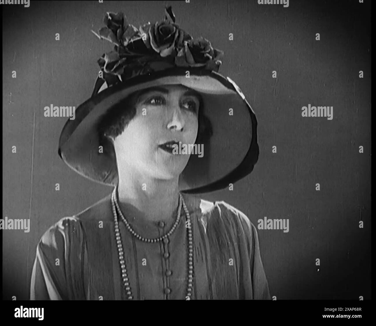 Donna Civilian Modelling un cappello decorato con fiori, anni '1920 Da "Time to Remember - Teenage Flapper", anni '1920 (Reel 1); un dcumentary sulla vita delle donne negli anni '1920 - grande commento di Joyce Grenfell. Foto Stock