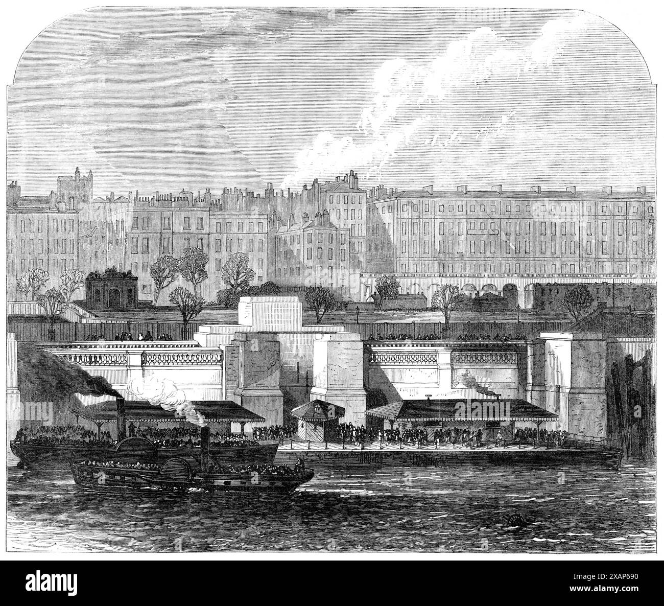 Miglioramenti di Londra: Hungerford Pier on the Thames Embankment, 1869. "Il traffico passeggeri di quei comodi autobus fluviali... e di altri piccoli battelli a vapore veloci, che d'ora in poi si estendono per tutto il giorno dal London Bridge a Lambeth e Chelsea, saranno molto meglio sistemati con posti per imbarcarsi e sbarcare di quanto non sia stato finora... la nostra illustrazione mostra uno dei nuovi pontili o moli eretti lungo l'argine; essendo quello immediatamente sotto il ponte ferroviario Charing-cross, con la terrazza Adelphi sullo sfondo... il palco galleggiante in legno in ciascuno di questi moli è circa Foto Stock