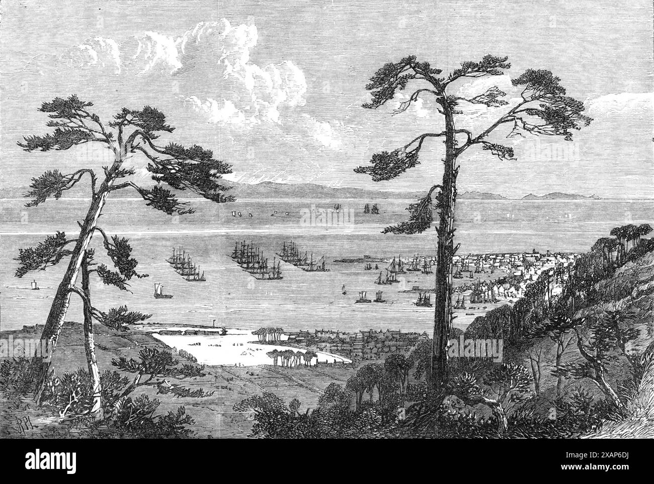 Apertura dei porti marittimi interni del Giappone: Il porto di Hiogo, con le flotte britanniche e americane all'ancora, 1868. Incisione di uno schizzo recitato dal sottotenente F. J. Palmer, R.N., di H.M.S. Sylvia, che mostra una vista '...presa da un'altitudine di circa 700 piedi...circa 2&#xbd; miglia dalla città di Corb&#xe8;. La baia più vicina e interna, con case che la costeggiano, è Corb&#xe8; Bay, con la sua città; la più lontana ed esterna è Hiogo [Hyogo] Bay, con la città che porta questo nome... I mercanti inglesi, francesi, americani e stranieri, che sono stati limitati... per la maggior parte, a Yokohama... e.. Foto Stock