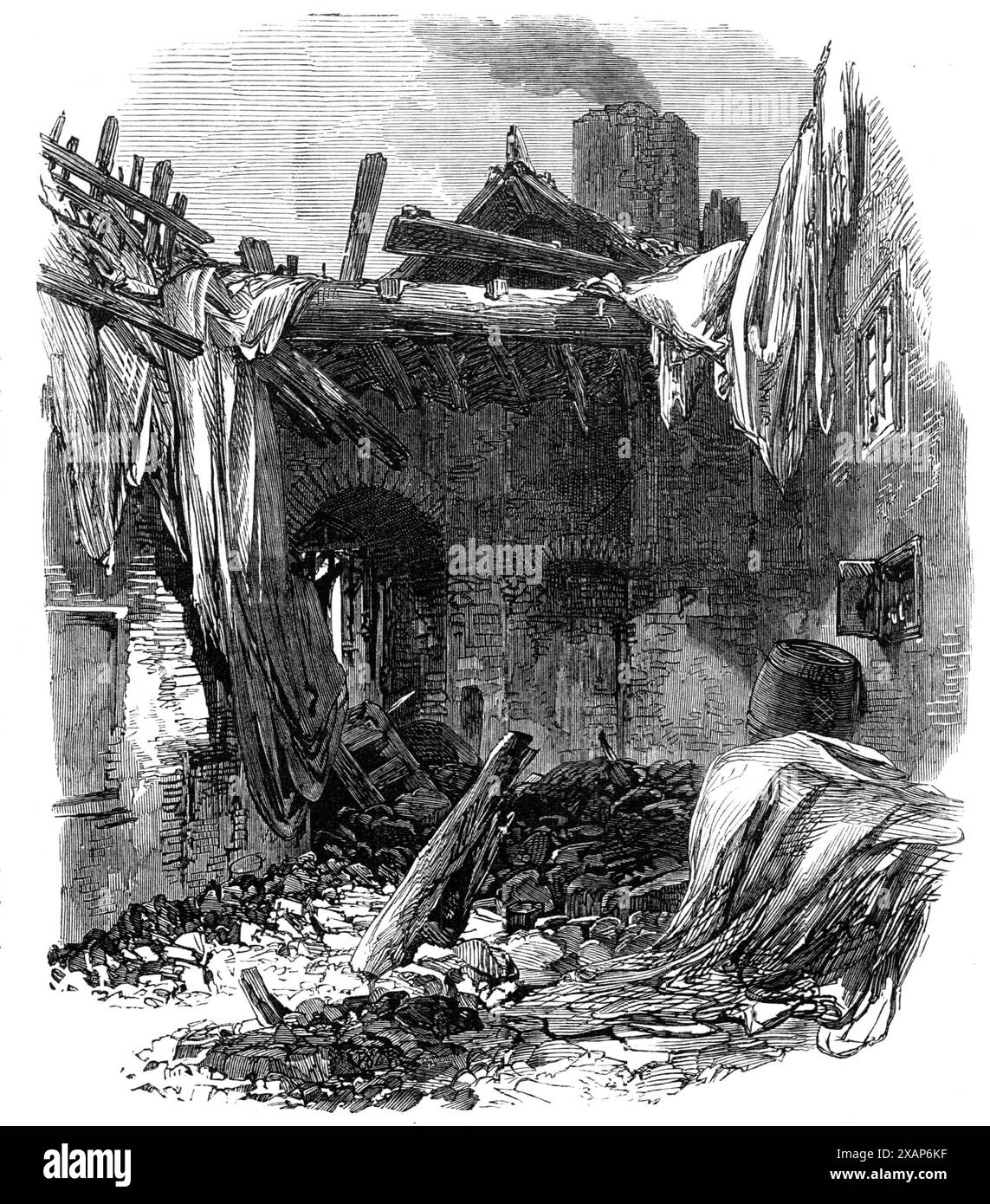 Rovine di edifici a Old Ford, Bow, [East London], distrutte dalla fine della galera, 1868. "Gli effetti distruttivi della furiosa burrasca che ha colpito Londra sabato 1 febbraio, infuriata con la massima violenza nei sobborghi orientali, sono stati notati nel nostro ultimo numero. Si ricorderà che la più grande perdita di vite è stata nelle tane dei signori Farman e figli, dove un pozzo o camino è stato soffiato giù, cadendo sul tetto di una delle botteghe, causando la morte di tre donne e ferendone molte altre. La parte superiore dell'albero è caduta completamente attraverso il tetto, la mattonella Foto Stock