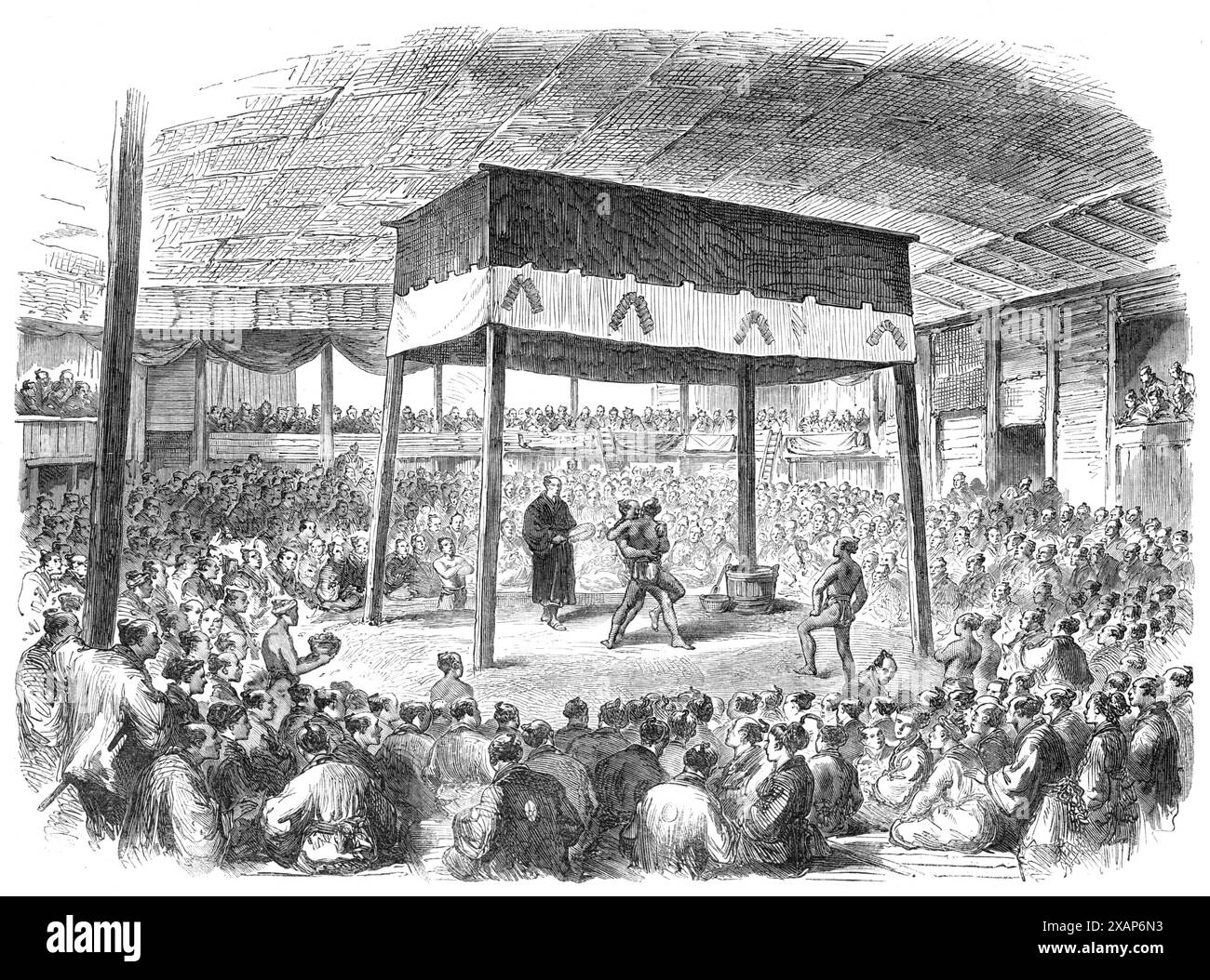 Sketches from Japan: wrestling at Osaka, 1868. Incisione di uno schizzo di '...il nostro corrispondente in Giappone, Mr. C. Wirgman, che mostra '...un enorme capannone, pieno di persone. Al centro c'è un tumulo di terra rialzato, che forma una piattaforma sotto un baldacchino. C'è un secchio d'acqua... un mestolo di legno e un cestino di sale. Gli artisti in lotta iniziano l'operazione andando al secchio d'acqua e sciacquando la bocca; poi prendono un pizzico di sale e lo strofinano sotto le braccia e sul petto per purificarsi. Dopo queste cerimonie, avanzano e si schiantano di fronte a ciascuno Foto Stock