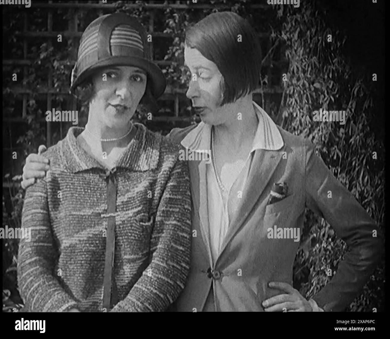 Gli artisti britannici Norah Blaney e Gwen Farrah in posa per la camera sorridendo l'un l'altro, negli anni '1920 Da "Time to Remember - Teenage Flapper", anni '1920 (Reel 4); un dcumentary sulla vita delle donne negli anni '1920 - grande commento di Joyce Grenfell. Foto Stock