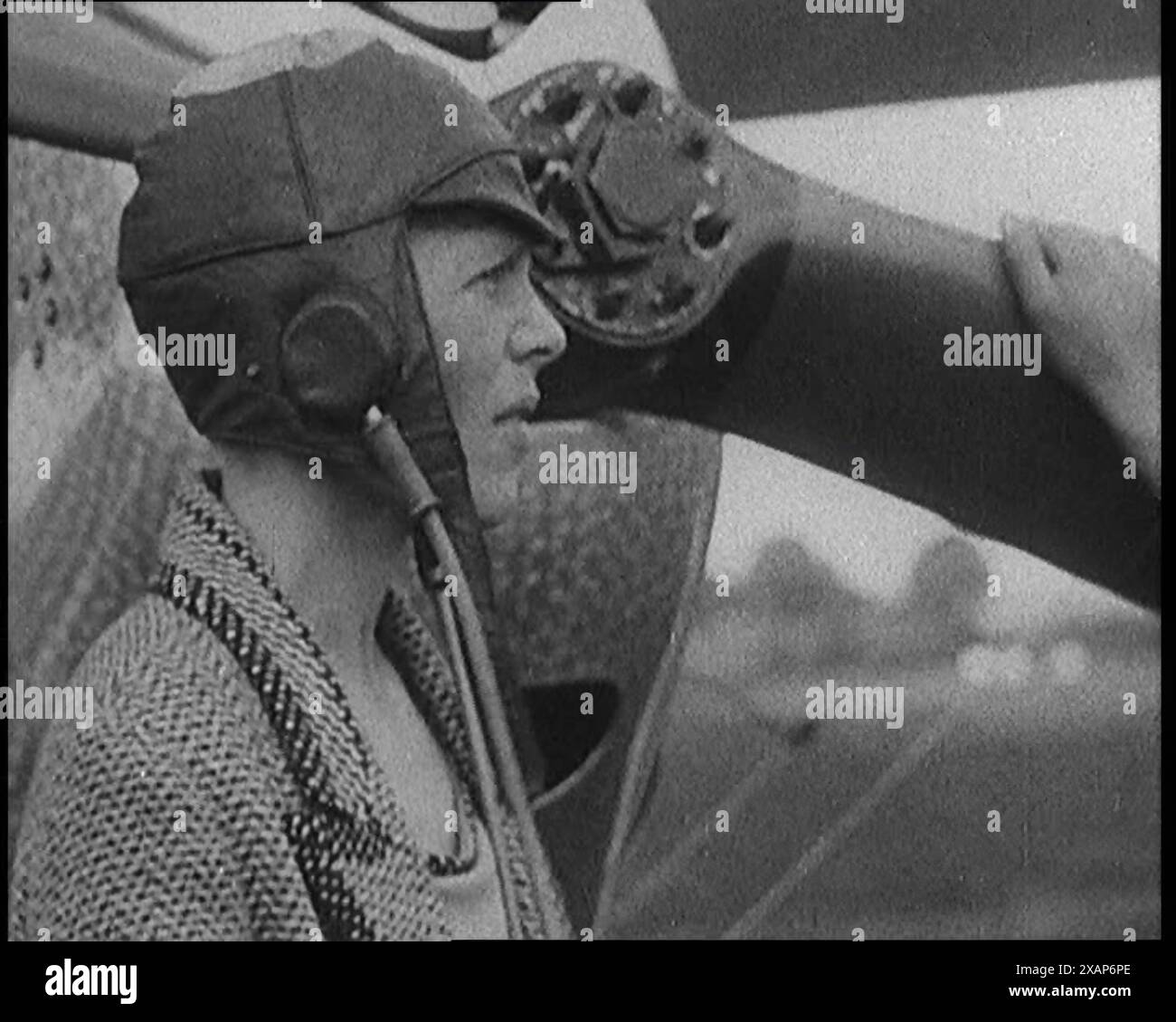 L'aviatrice americana Amelia Mary Earhart indossa un casco di fronte ad un aereo, anni '1920 Da "Time to Remember - Teenage Flapper", anni '1920 (Reel 4); un dcumentary sulla vita delle donne negli anni '1920 - grande commento di Joyce Grenfell. Foto Stock