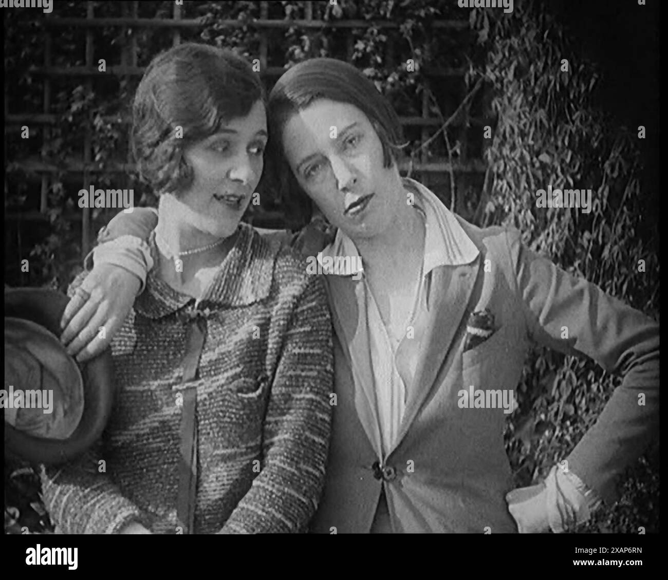 Gli artisti britannici Norah Blaney e Gwen Farrah in posa per la camera sorridendo l'un l'altro, negli anni '1920 Da "Time to Remember - Teenage Flapper", anni '1920 (Reel 4); un dcumentary sulla vita delle donne negli anni '1920 - grande commento di Joyce Grenfell. Foto Stock