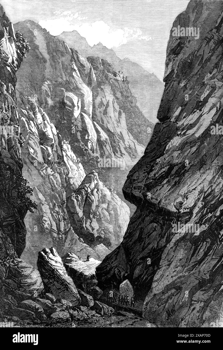 La spedizione Abissiniana: The Middle Sooroo Defile in the Senafe Pass, 1868. Veduta di '...il Medio Sooroo defile, con un gruppo di pionieri che si dirige lungo di esso...il passo Tekonda dalla costa è stato ora abbandonato come percorso per essere seguito dall'esercito britannico per salire alla terra da tavola abissina. E' stato trovato un passo che porta direttamente a Senafe, dal punto di sbarco a Zulla nella baia di Annesley... e le truppe vengono ora spinte quotidianamente fino a Senafe da questa strada; ma ci sono voluti molti giorni di lavoro per rendere la strada passabile per i cannoni su ruote. Il passo Senafe, come d'ora in avanti Foto Stock