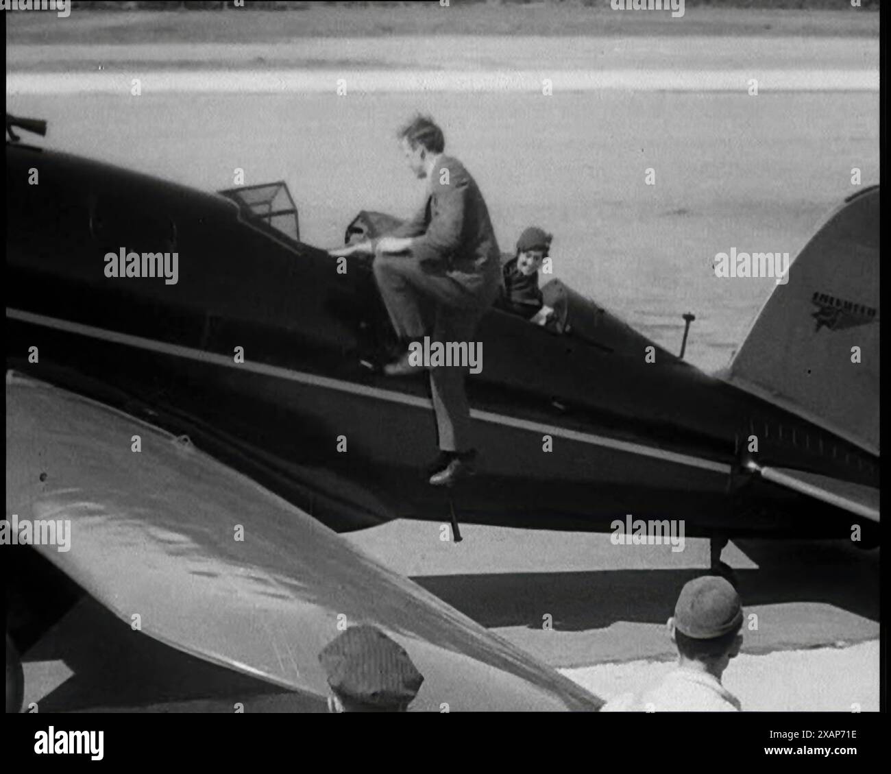 L'aviatore americano Charles Augustus Lindbergh e sua moglie Anne Morrow Lindbergh si imbarcarono sul loro aereo, anni '1930 Il caso di rapimento di Lindbergh Baby del 1932 - "il crimine del secolo". Ogni settimana ha visto Lindbergh andare a cercare o aiutare a mettere le truffe dietro le sbarre. Da Time to Remember - The Tough Guys, 1930s (Reel 2); film documentario, principalmente sulla vita in depressione e gangster-hit America. Foto Stock