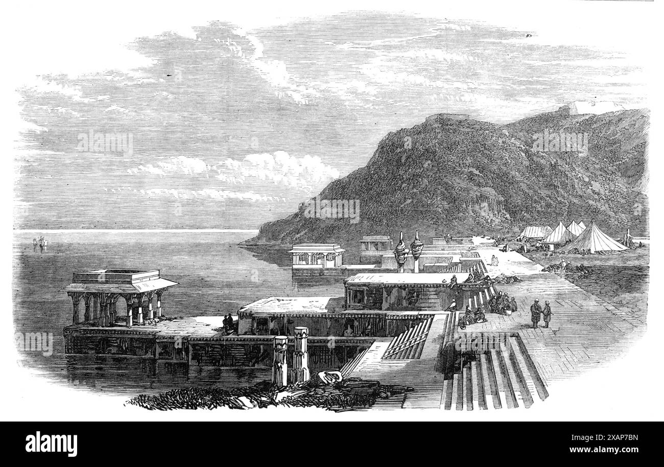 Il lago di Kankrowlee, a Meywar, India superiore, 1868. Questo magnifico lago, chiamato anche Rajsumned, o Mare reale, si trova a circa trenta miglia a nord di Oodeypore, la capitale di Meywar. È lungo circa 13 miglia per quattro, ed è stato formato dalla costruzione di una diga o di un bund attraverso il corso di un piccolo fiume dove in precedenza passava tra due colline, una delle quali, insieme al bund originale, è mostrata nella foto. Un altro Bund, visto in lontananza, è di grande estensione, che misura tre miglia. Entrambi sono costruiti esclusivamente in marmo bianco, che si trova abbondantemente nelle vicinanze. Questo immenso lavoro W Foto Stock