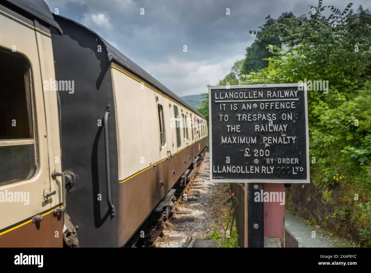 Segnale di metallo che avverte di aver violato la ferrovia con una sanzione massima di £200 fissata dalla ferrovia di Llangollen. Foto Stock