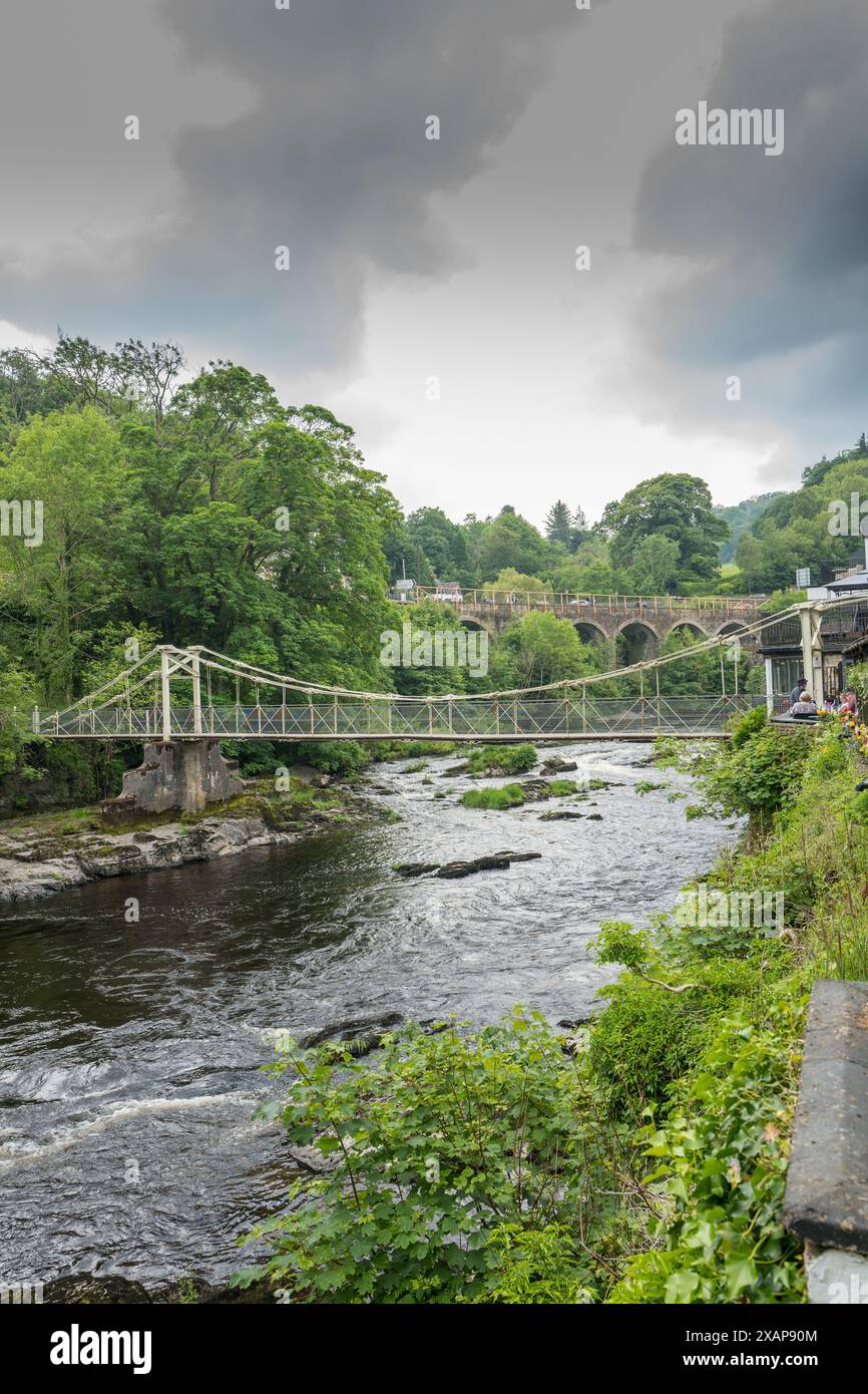 Il ponte di collegamento a catena restaurato che attraversa il fiume Dee a Berwyn, Llangollen, Galles, Foto Stock