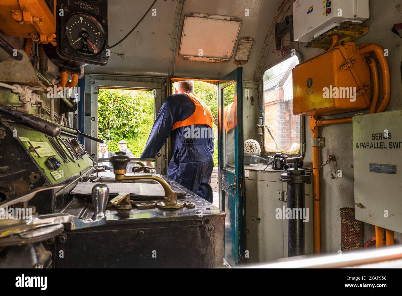 Quadro di comando e strumenti su un movimentatore diesel di classe 08 restaurato presso la stazione ferroviaria di Llangollen. Foto Stock