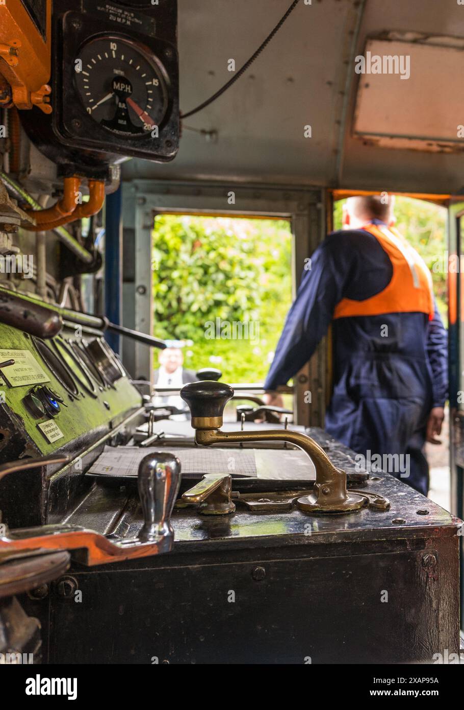 Quadro di comando e strumenti su un movimentatore diesel di classe 08 restaurato presso la stazione ferroviaria di Llangollen. Foto Stock