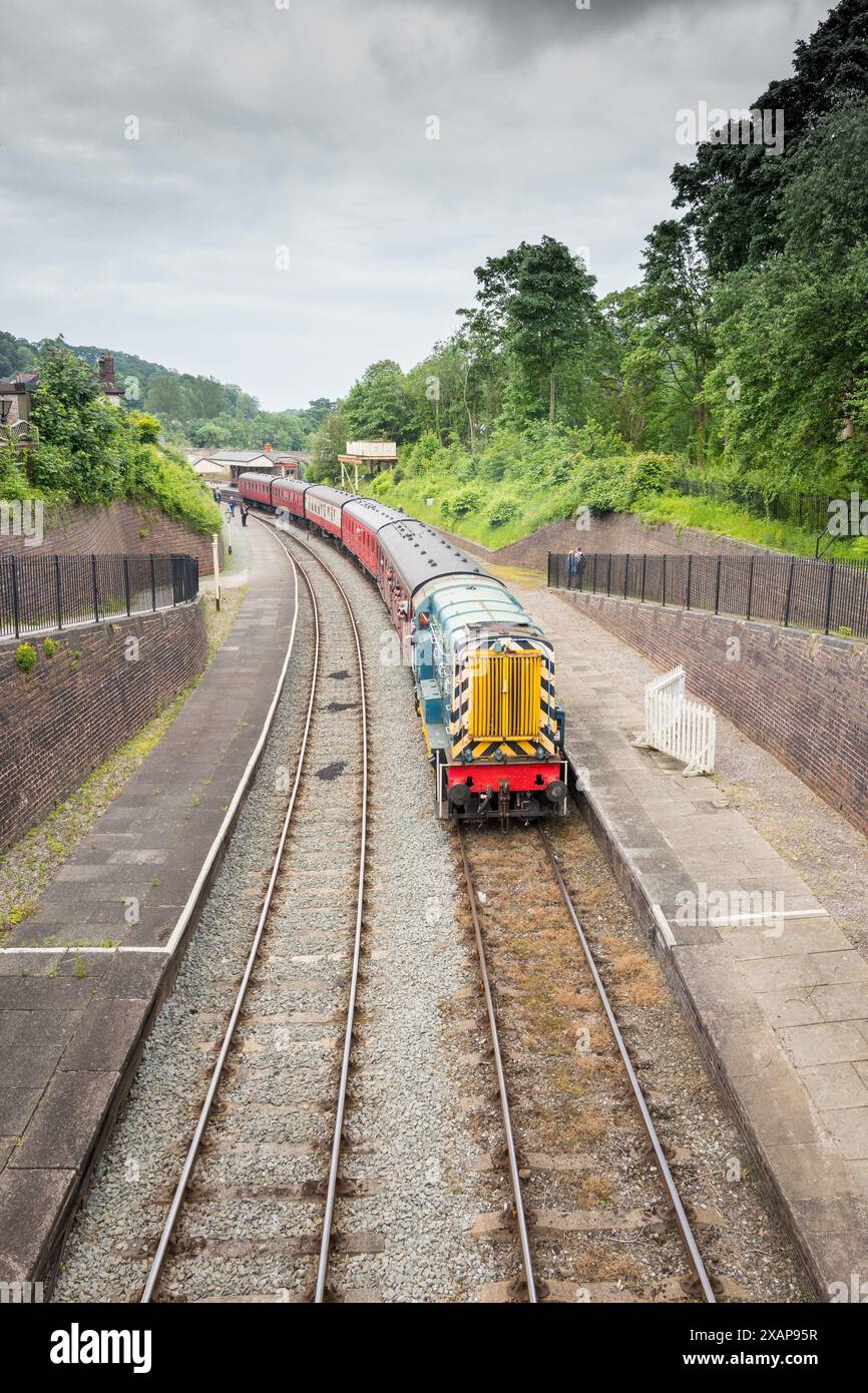Un movimentatore diesel di Classe 08 restaurato con passeggeri alla stazione ferroviaria di Llangollen. Foto Stock