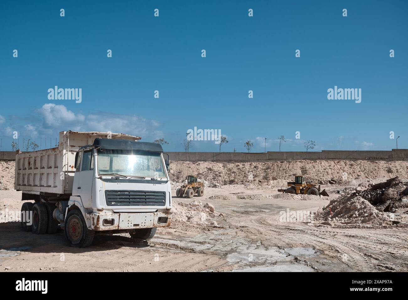 Dumper e caricatori in una cava Foto Stock