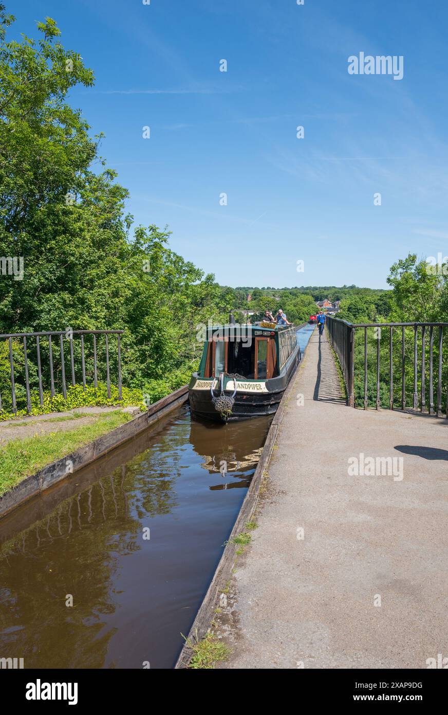 Barche strette che attraversano l'acquedotto Pontcysyllte sul canale Llangollen in Galles Foto Stock