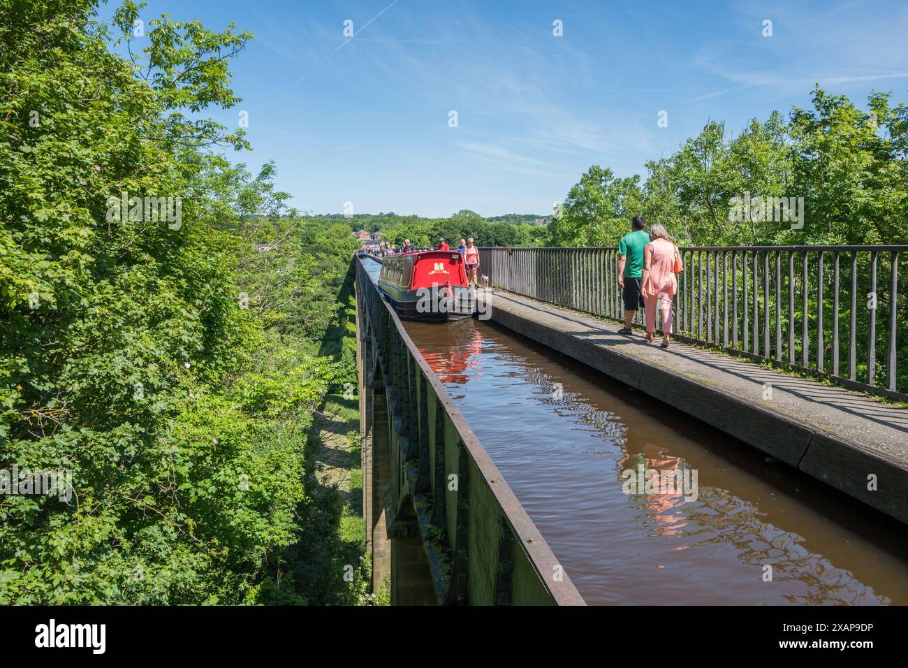 Barche strette che attraversano l'acquedotto Pontcysyllte sul canale Llangollen in Galles Foto Stock