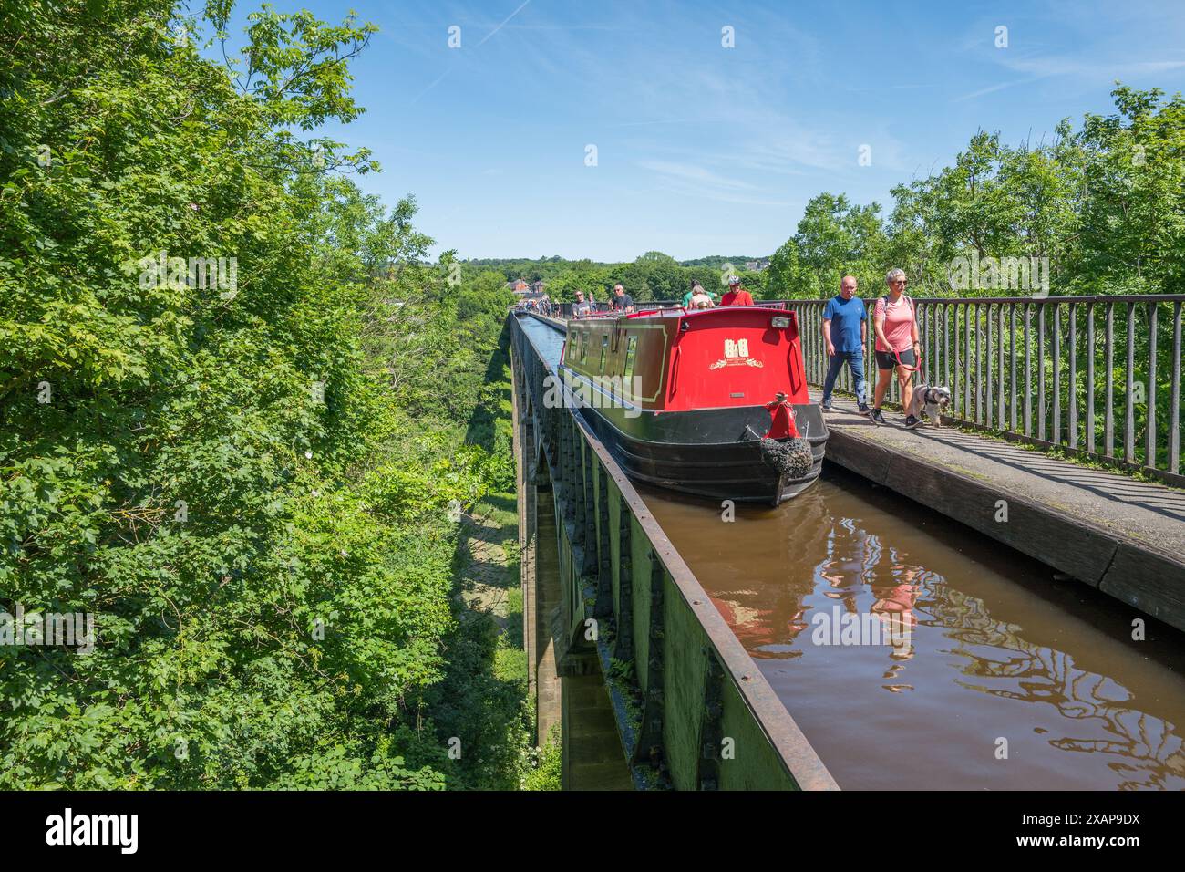 Barche strette che attraversano l'acquedotto Pontcysyllte sul canale Llangollen in Galles Foto Stock