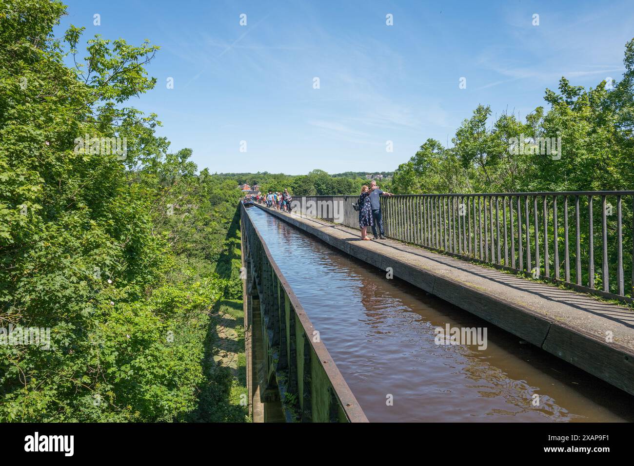 Barche strette che attraversano l'acquedotto Pontcysyllte sul canale Llangollen in Galles Foto Stock