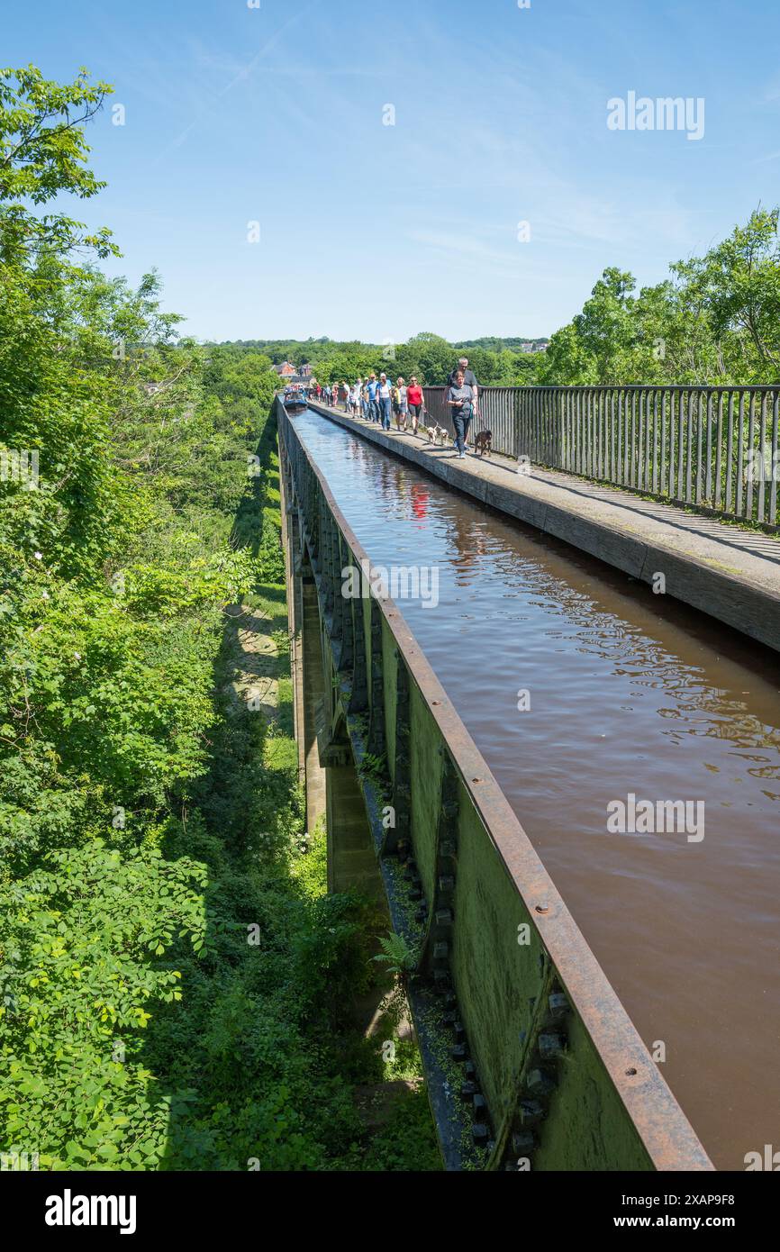 Barche strette che attraversano l'acquedotto Pontcysyllte sul canale Llangollen in Galles Foto Stock