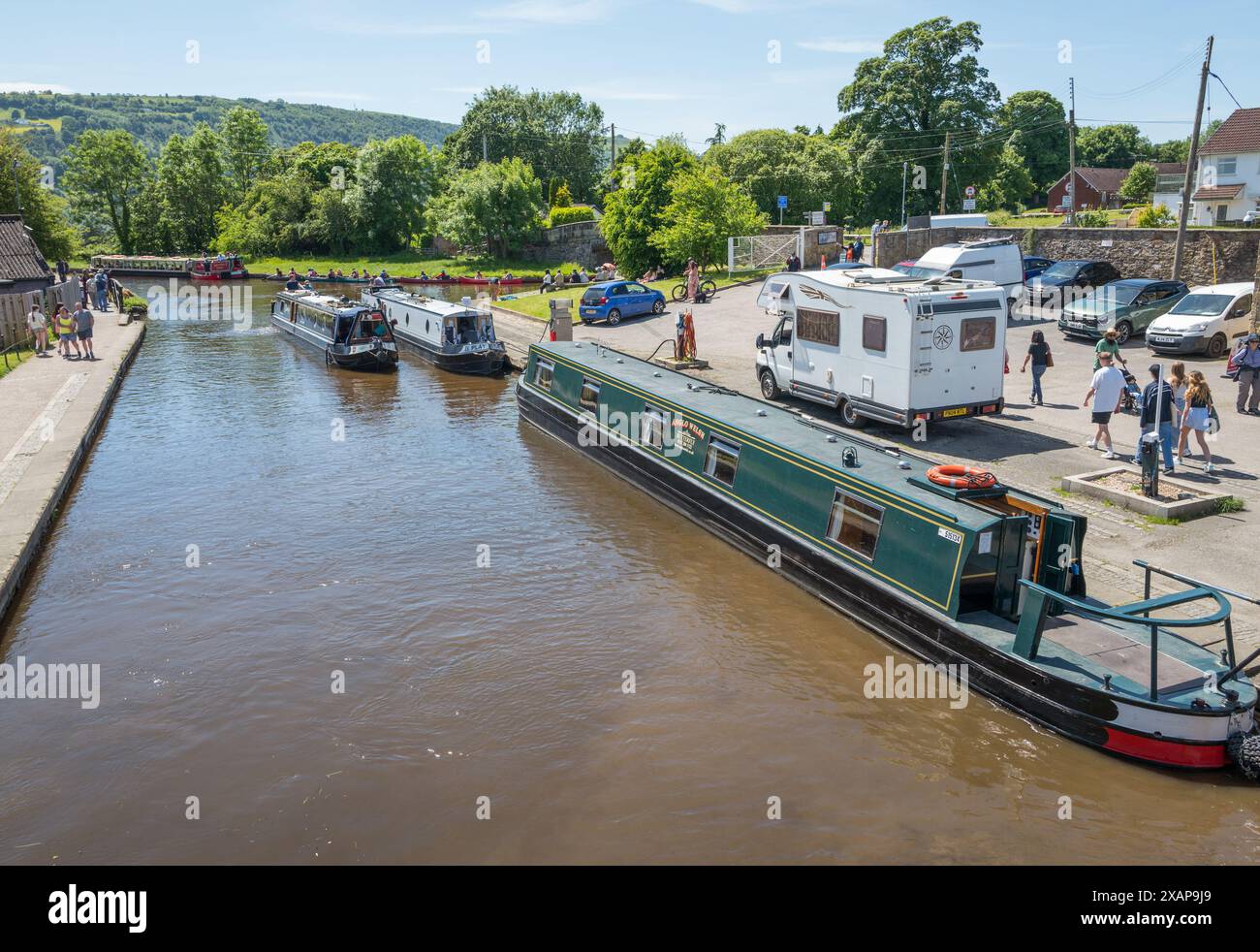Barche strette e due canoe man presso il bacino di Trevor sul canale Llangollen in attesa di attraversare l'acquedotto Pontcysyllte in Galles Foto Stock