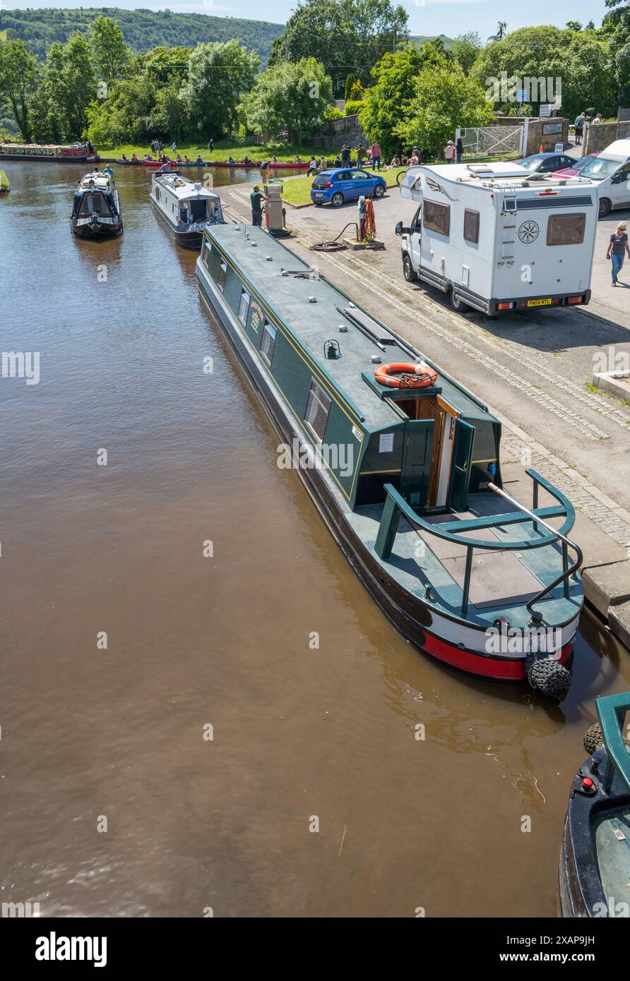Barche strette e due canoe man presso il bacino di Trevor sul canale Llangollen in attesa di attraversare l'acquedotto Pontcysyllte in Galles Foto Stock