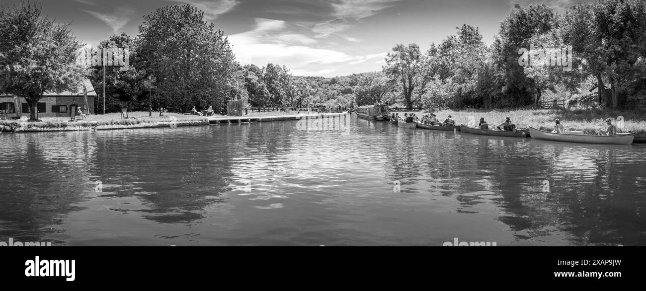 Barche strette e due canoe man presso il bacino di Trevor sul canale Llangollen in attesa di attraversare l'acquedotto Pontcysyllte in Galles Foto Stock