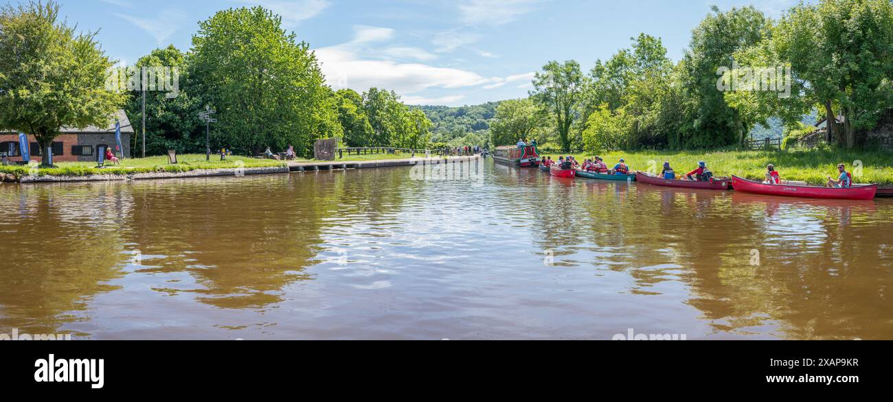 Barche strette e due canoe man presso il bacino di Trevor sul canale Llangollen in attesa di attraversare l'acquedotto Pontcysyllte in Galles Foto Stock