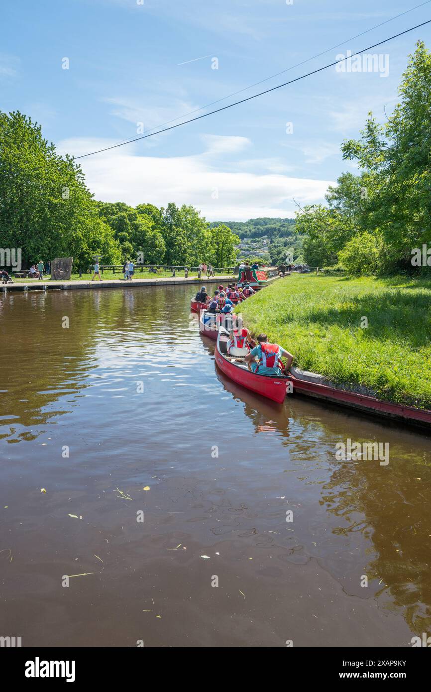 Barche strette e due canoe man presso il bacino di Trevor sul canale Llangollen in attesa di attraversare l'acquedotto Pontcysyllte in Galles Foto Stock