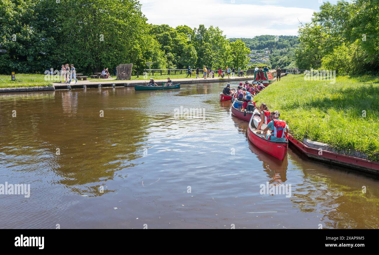 Barche strette e due canoe man presso il bacino di Trevor sul canale Llangollen in attesa di attraversare l'acquedotto Pontcysyllte in Galles Foto Stock