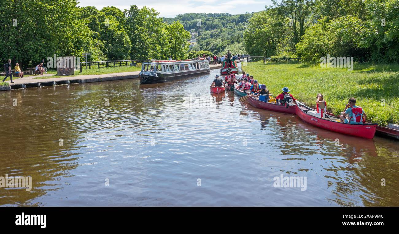 Barche strette e due canoe man presso il bacino di Trevor sul canale Llangollen in attesa di attraversare l'acquedotto Pontcysyllte in Galles Foto Stock