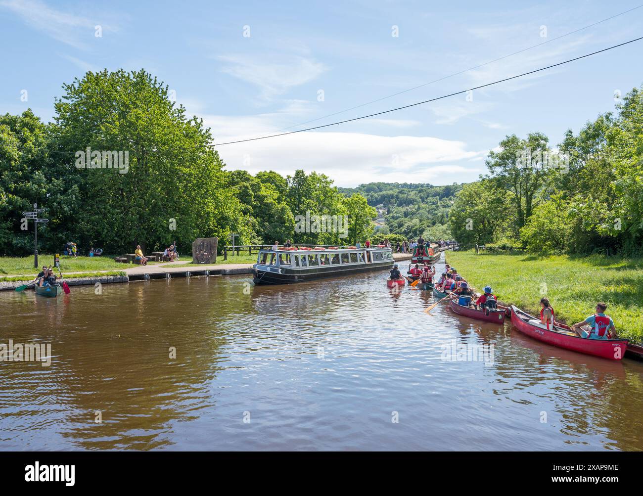 Barche strette e due canoe man presso il bacino di Trevor sul canale Llangollen in attesa di attraversare l'acquedotto Pontcysyllte in Galles Foto Stock