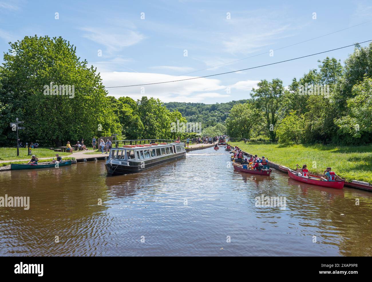 Barche strette e due canoe man presso il bacino di Trevor sul canale Llangollen in attesa di attraversare l'acquedotto Pontcysyllte in Galles Foto Stock