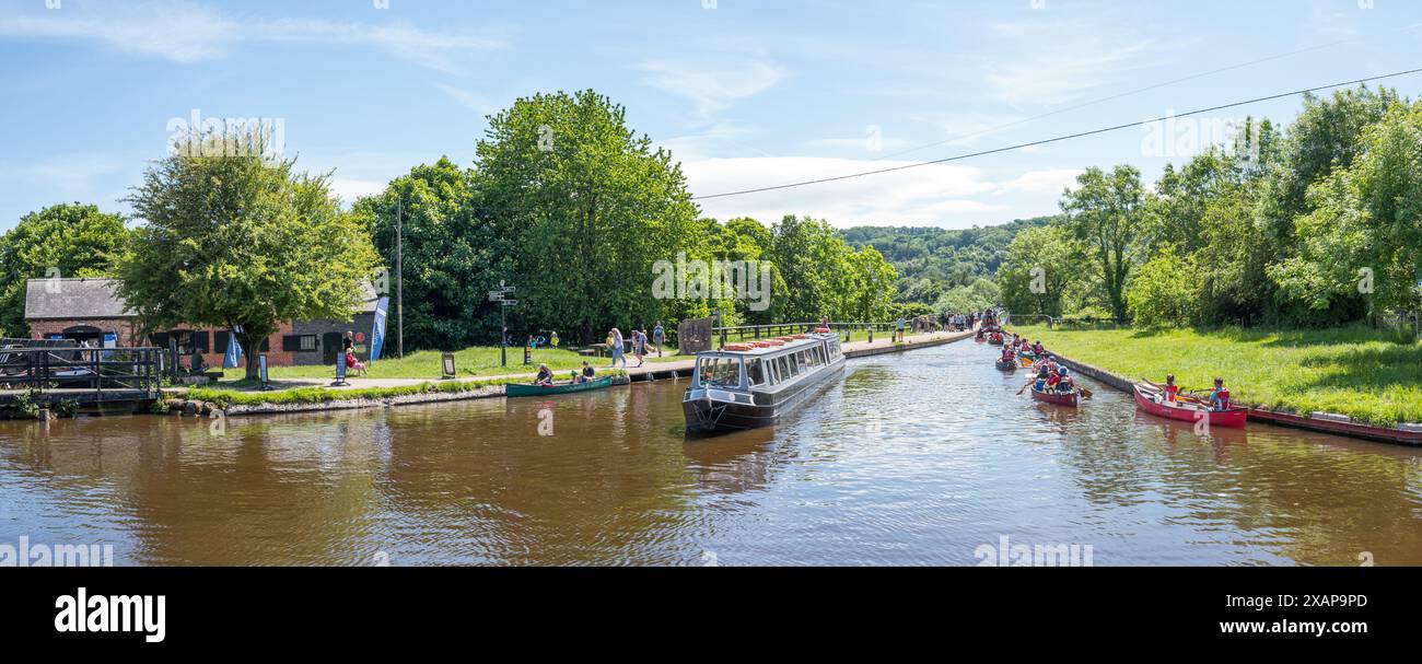 Barche strette e due canoe man presso il bacino di Trevor sul canale Llangollen in attesa di attraversare l'acquedotto Pontcysyllte in Galles Foto Stock
