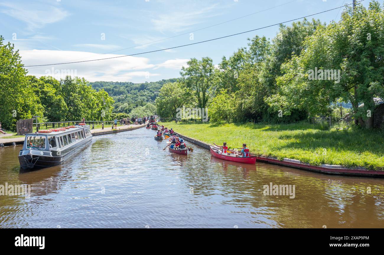 Barche strette e due canoe man presso il bacino di Trevor sul canale Llangollen in attesa di attraversare l'acquedotto Pontcysyllte in Galles Foto Stock