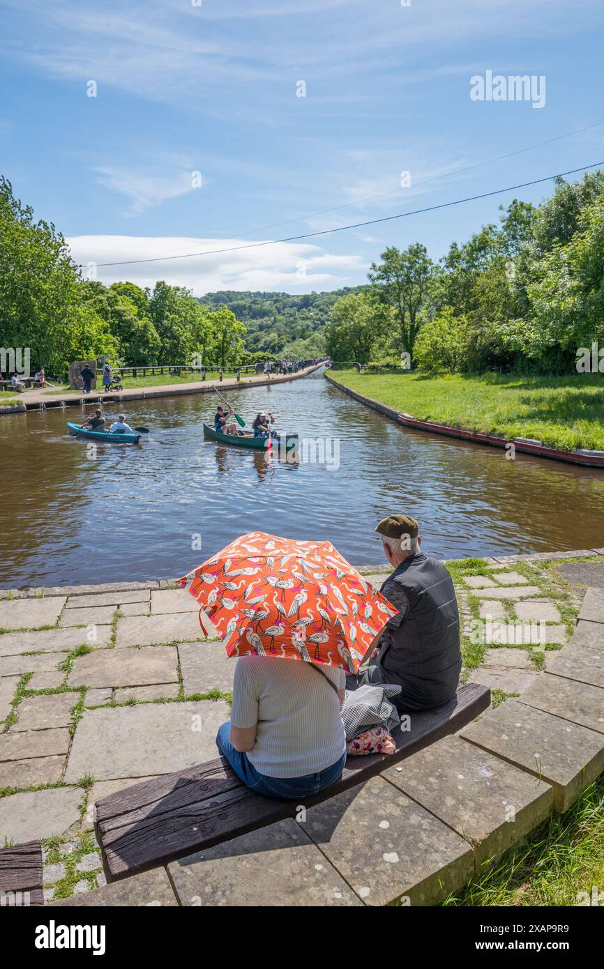 Barche strette e due canoe man presso il bacino di Trevor sul canale Llangollen in attesa di attraversare l'acquedotto Pontcysyllte in Galles Foto Stock