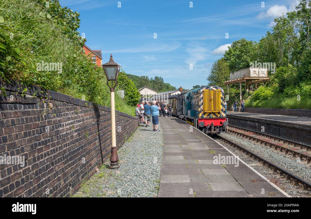 Un movimentatore diesel di Classe 08 restaurato con passeggeri alla stazione ferroviaria di Llangollen. Foto Stock