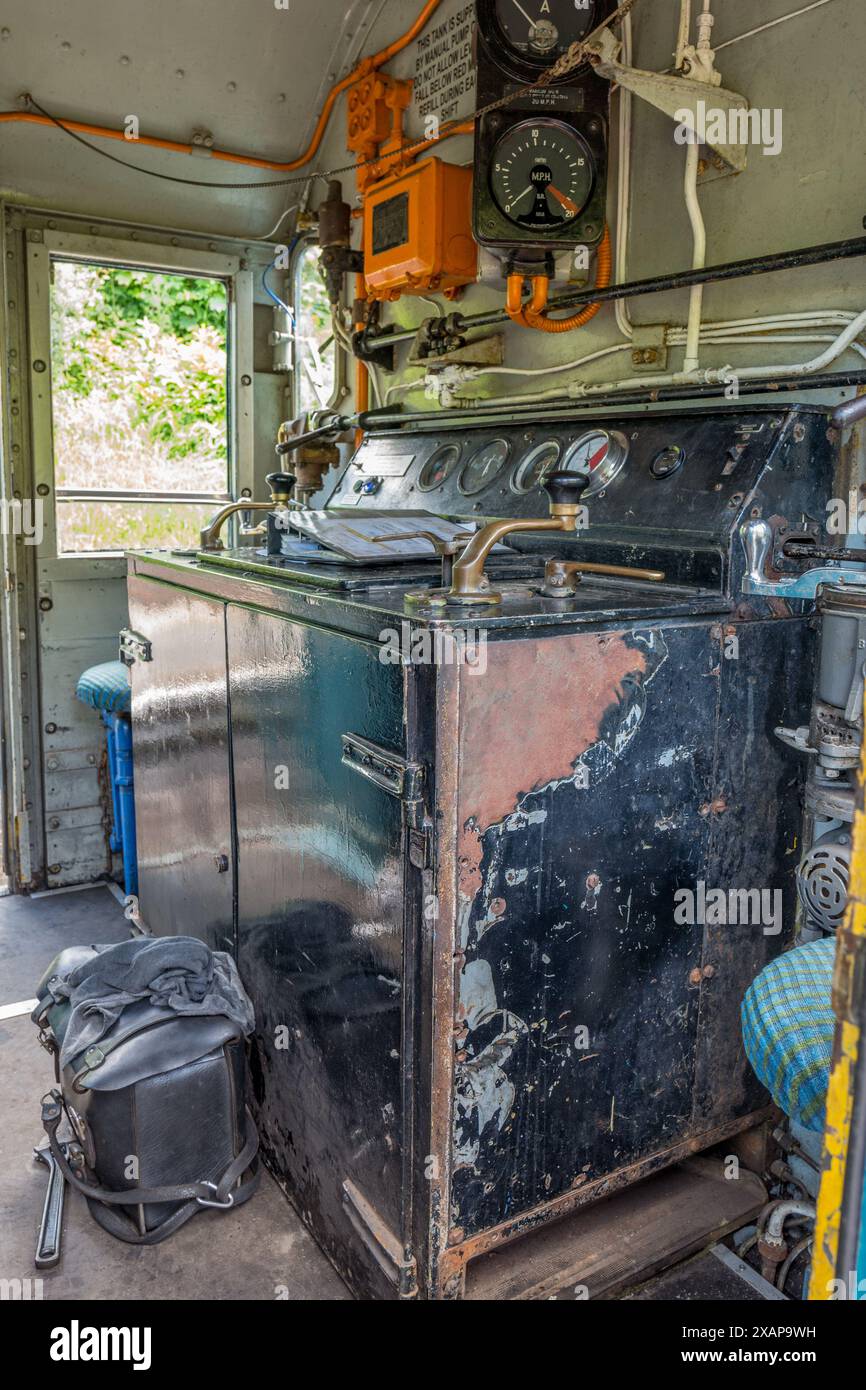 Quadro di comando e strumenti su un movimentatore diesel di classe 08 restaurato presso la stazione ferroviaria di Llangollen. Foto Stock